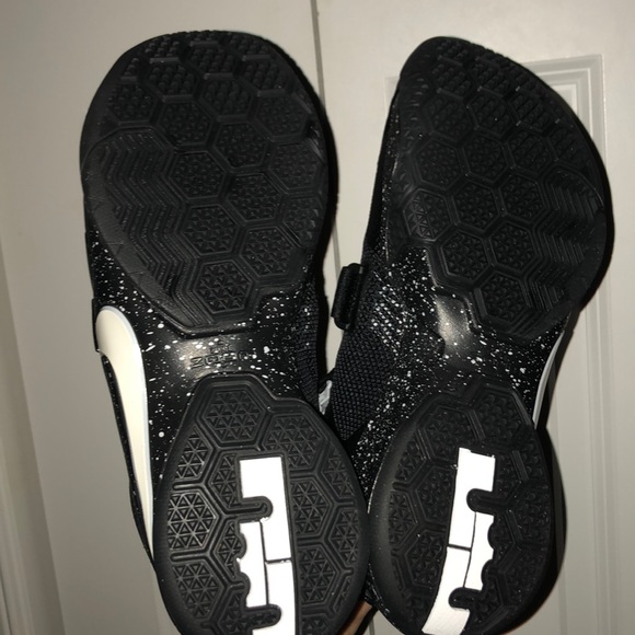 Lebron James Nike shoes - Picture 3 of 3